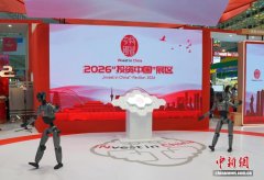 广东嘉腾机械人从动化有次展现的全向挪动叉车